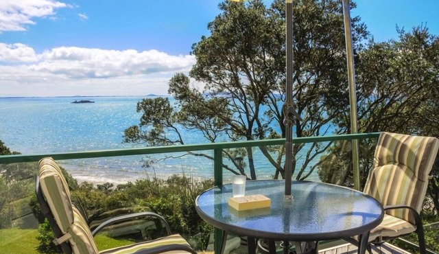 Coopers Beach Retreat-Tui cottage, a modern kiwi beachfront bach. Pet Friendly