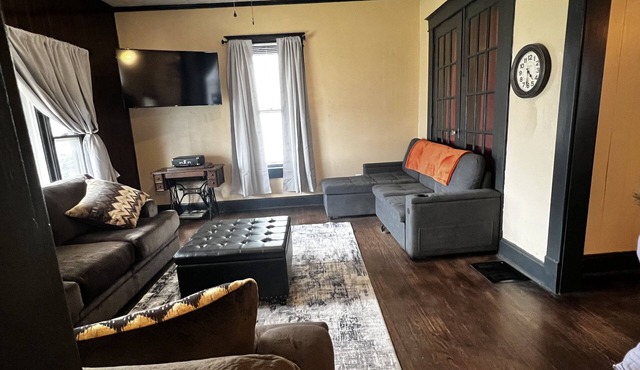 Coop’s Coop! Cute little place to relax with family & friends - pet-friendly!