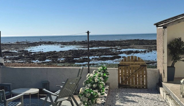 Coorie By The Coast, beachfront cottage, Arbroath