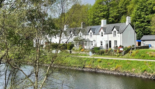Coorie Doon, picturesque setting on Crinan Canal