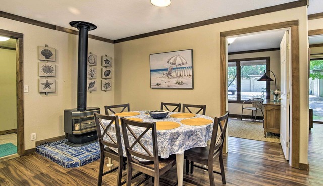 Coos Bay Cottage w/Fireplace & BBQ Patio!