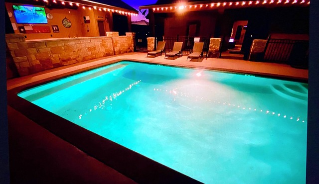 Copa Vino - Luxury Lodge, Pool w/Sundeck, Cabana, King bds, 2 minutes 2 Frio!