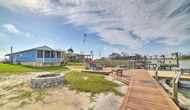 Copano Bay Cottage w/Private Dock & Kayaks!