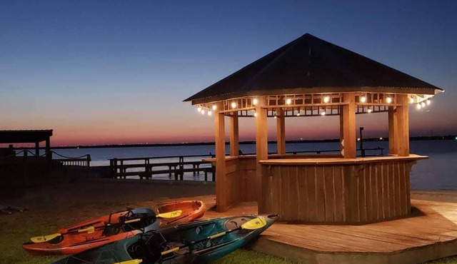 Copano waterfront, 300' private fishing pier, huge porch, boat parking, tranquil