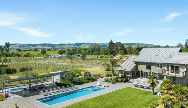 Coplan Vineyards Villa + Pool. 5 Star Resort Setting