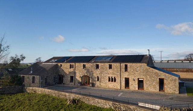 COPPA HILL BARN, family friendly, luxury holiday cottage in Ingleton