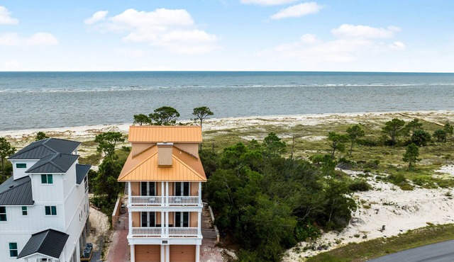 Copper Cove: Unique Beachfront Home with Hot Tub and Huge Kitchen. Sleeps 16!