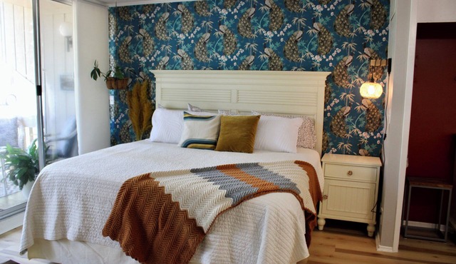 Copper Den Condo by the Bay, Chic & Cozy studio
