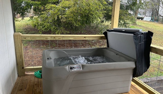 Copper Duck Cottage-Hot Tub-Wifi, walk to Brewery -Free Activities-Garage