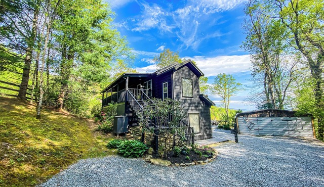 Copper Kettle Cabin A peaceful cabin, pet friendly near Hendersonville