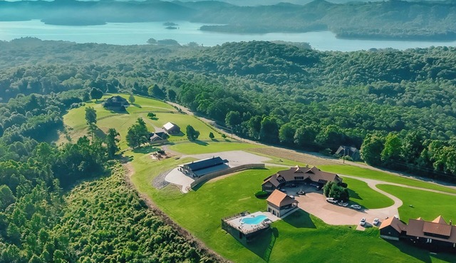 Copper Top Estates 2 homes, private pool, minutes from everywhere