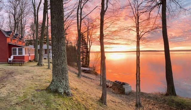 Copper Water Cottage- Sun-Soaked Fun at Copper Water Cottage – Swim, Kayak & Relax by the Lake