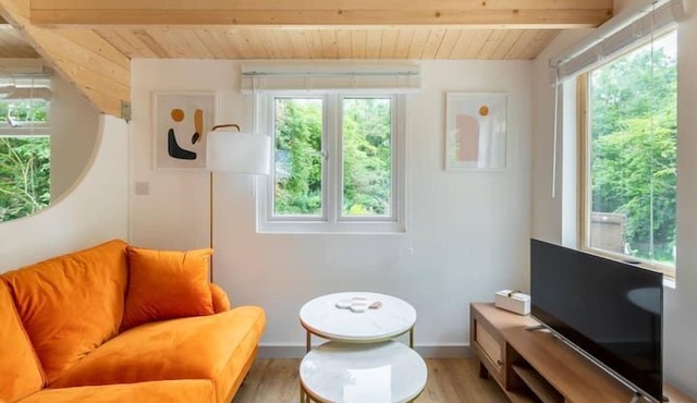 COPPERBEECH - ROMANTIC ESCAPE | SLEEPS 2 | HOT TUB | BBQ | PATIO | WI-FI