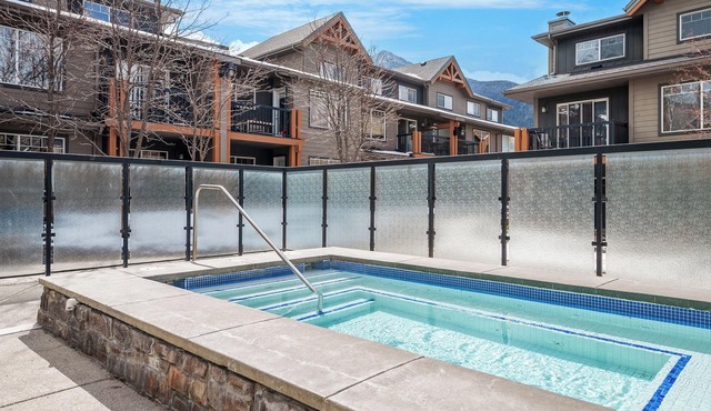 Copperstone 2BR in the Canadian Rockies - Dog-Friendly, Shared Hot Tub