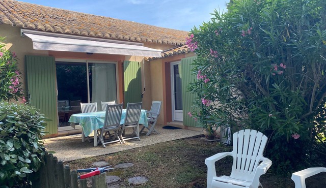 Coquette rental for 2, air conditioning in living room, large plot, private pool