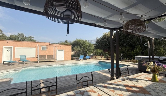 'Coquelicot' Guest Room with Mountain View, Wi-Fi and Air Conditioning