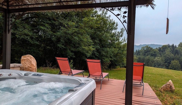 Coquelicot Room, peaceful nature retreat from the 18th century, breakfast included