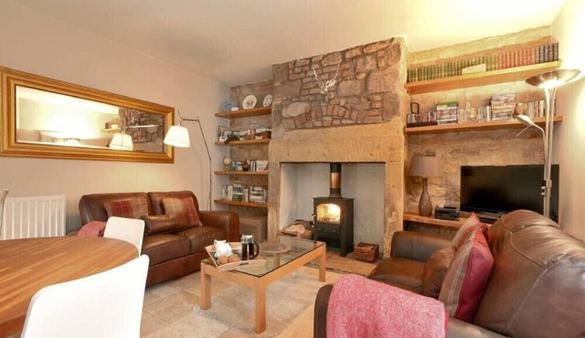 COQUET COTTAGE (WARKWORTH), pet friendly, with open fire in Warkworth