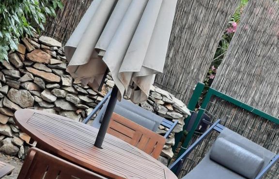 Coquet T2 ,terrasse,parking ,4 kms d Avignon