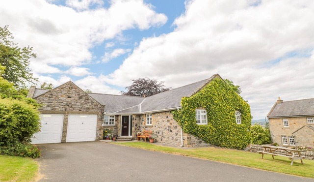 COQUET VIEW COTTAGE, pet friendly, with open fire in Rothbury