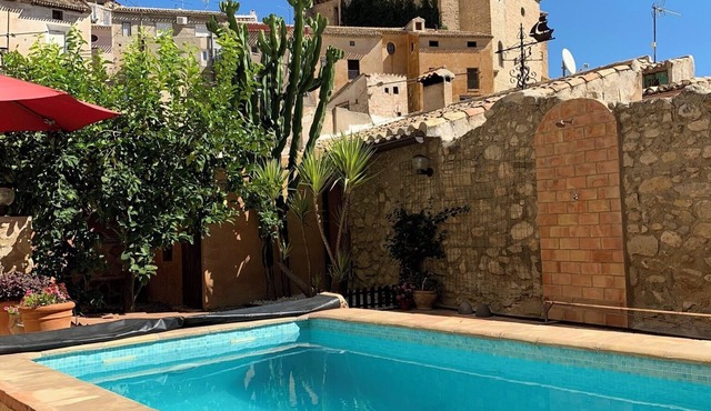 Cora de Tudmir country house