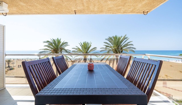 Coral Beach by Pat Apartment with Sea Views, Shared Pool, and Wi-Fi