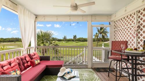 Coral Breeze by AvantStay Close to Beach w Balcony Shared Pool Month Long Stays Only