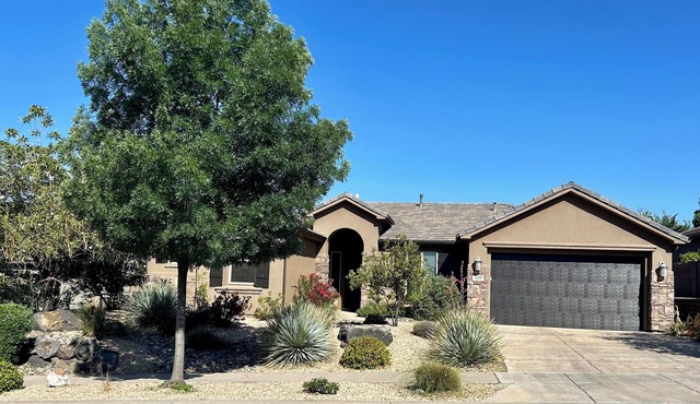 CORAL CANYON VIEW HOME ! UP ON THE LEDGE! DOG FRIENDLY!