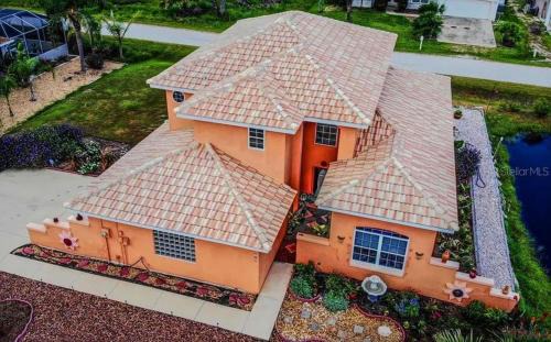 Coral Casa - Amazing Pool House next to the Beach! 3 Min Walk! Awesome Pool!