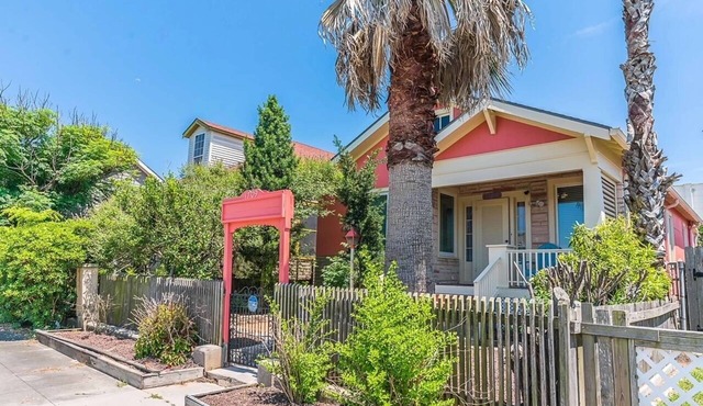 Coral Cottage, 3BR House - Within Sight of the Beach