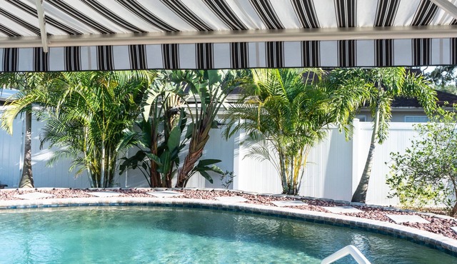 Coral Cottage pool/gas firepit a 3n bed 2 bath sleeps 6