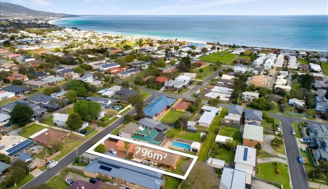 Coral Cove by Ready Set Stay - WIFI, next to the beach