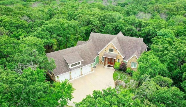 Coral Cove: Luxury Lake Retreat with Nature Views and Hot Tub