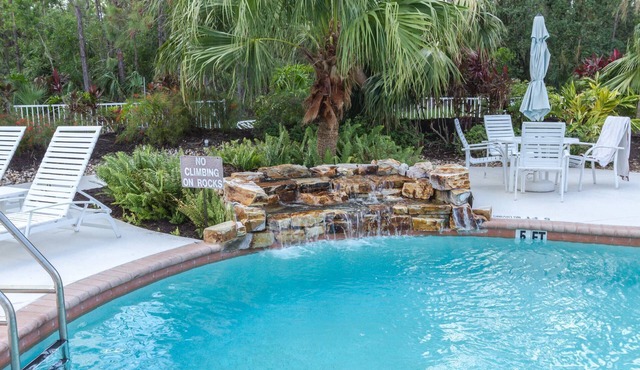 Coral Falls - 1st floor condo - private screened lanai w/views of indoor 65" TV & steps to pool/spa