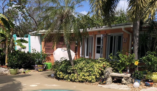 Coral Palms -Secluded tropical oasis pool and dock