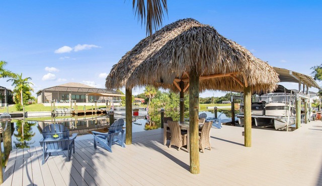 Coral Paradise - 4/2 Gulf Access Home with Electric Heated Pool, Game Room, Kayaks, Tiki Hut