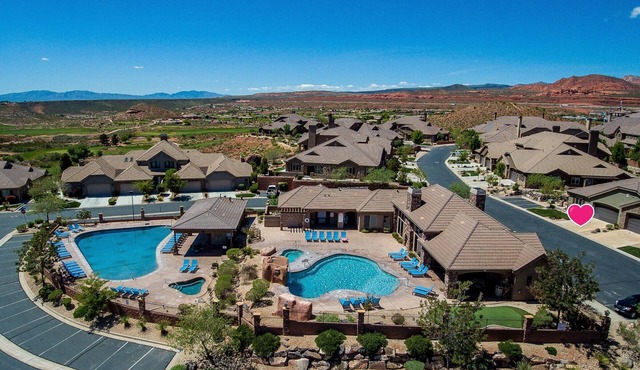 Coral Ridge Retreat 1! Right Across the Street from Pools!