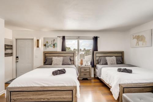 Coral Sands HUGE Studio w/2 Queen beds!