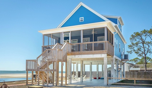 Coral Shores – Bayfront 4BR Retreat w/Private Balconies & Beach