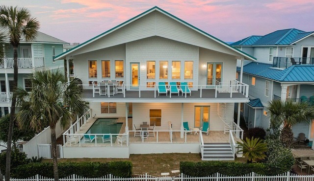 Coral Shores - Huge Beach House with an Ocean View & Private Covered Pool
