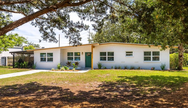 Coral Way-Coastal retreat 1 mile to beach, walk to local brewery and eateries.
