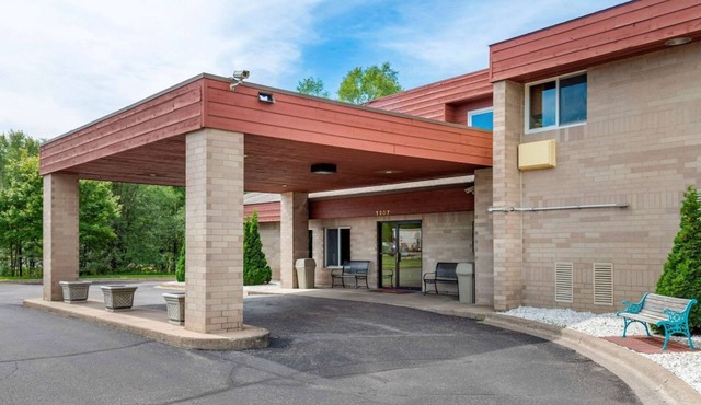 Coratel Inn and Suites By Jasper Riverfalls - Standard 1 King Bed Non Smoking