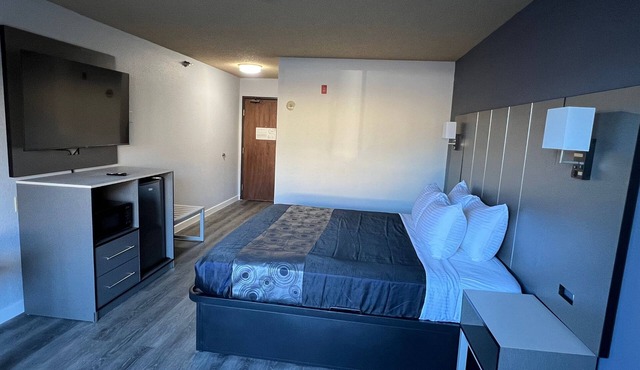 Coratel Inn and Suites By Jasper Eagan - Standard 1 King Bed Non Smoking