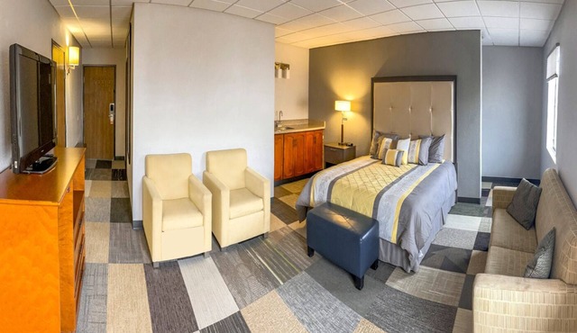 Coratel Inn by Jasper Iowa Fairfield - Deluxe 1 King Suites with Sofa Bed NS