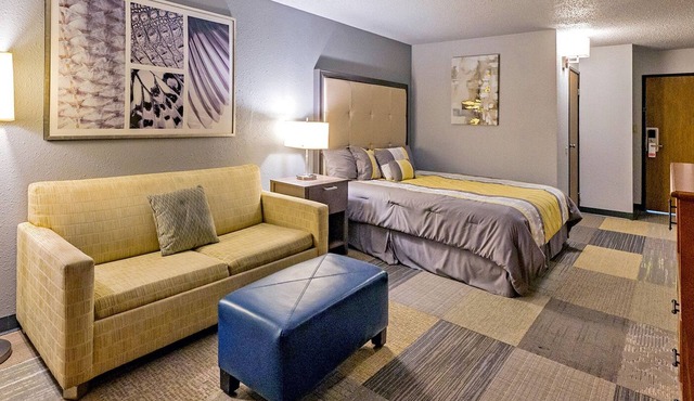 Coratel Inn by Jasper Iowa Fairfield - 1 King Suite with Sofa Bed Non Smoking