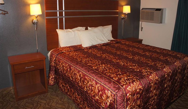 Coratel Inn & Suites By Jasper Waite Park- 1 King Bed Non-Smoking