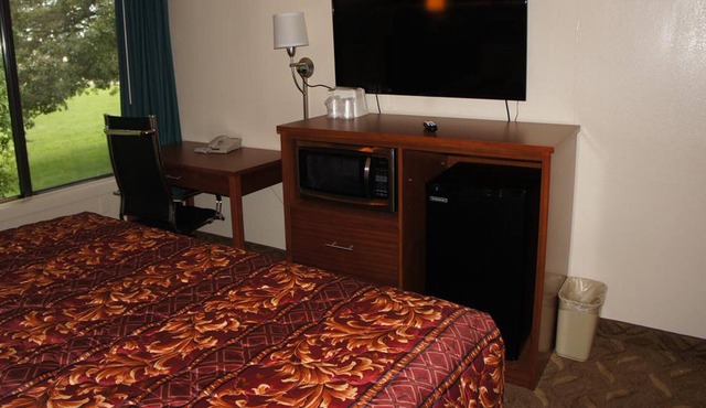 Coratel Inn & Suites By Jasper Waite Park - 1 Queen Bed Accessible Non-Smoking