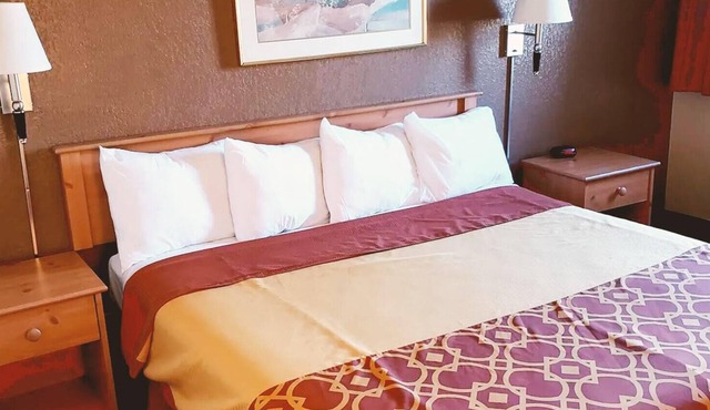 Coratel Inn & Suites by Jasper Mankato -Deluxe 1 King Bed NS