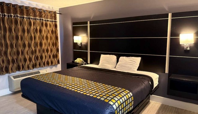 Coratel Inn & Suites by Jasper Hastings - 1 King Bed Non Smoking
