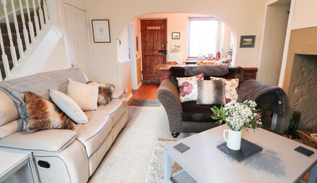 CORBETT COTTAGE, pet friendly, with open fire in Holy Island
